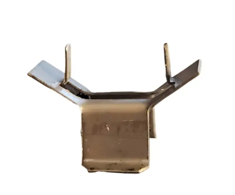 Lynx Briquette Tray Center Retaining Clip – 31679 1