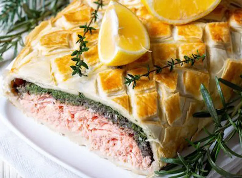 Salmon Coulibiac With Creamy Spinach – 1.4 Kg Gourmet Frozen Dish 1